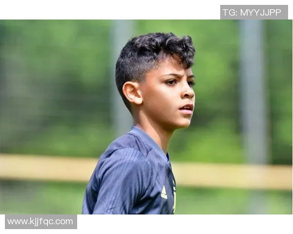 球星子嗣继承父业踢球瞬间展现天赋父爱传承与荣耀接力